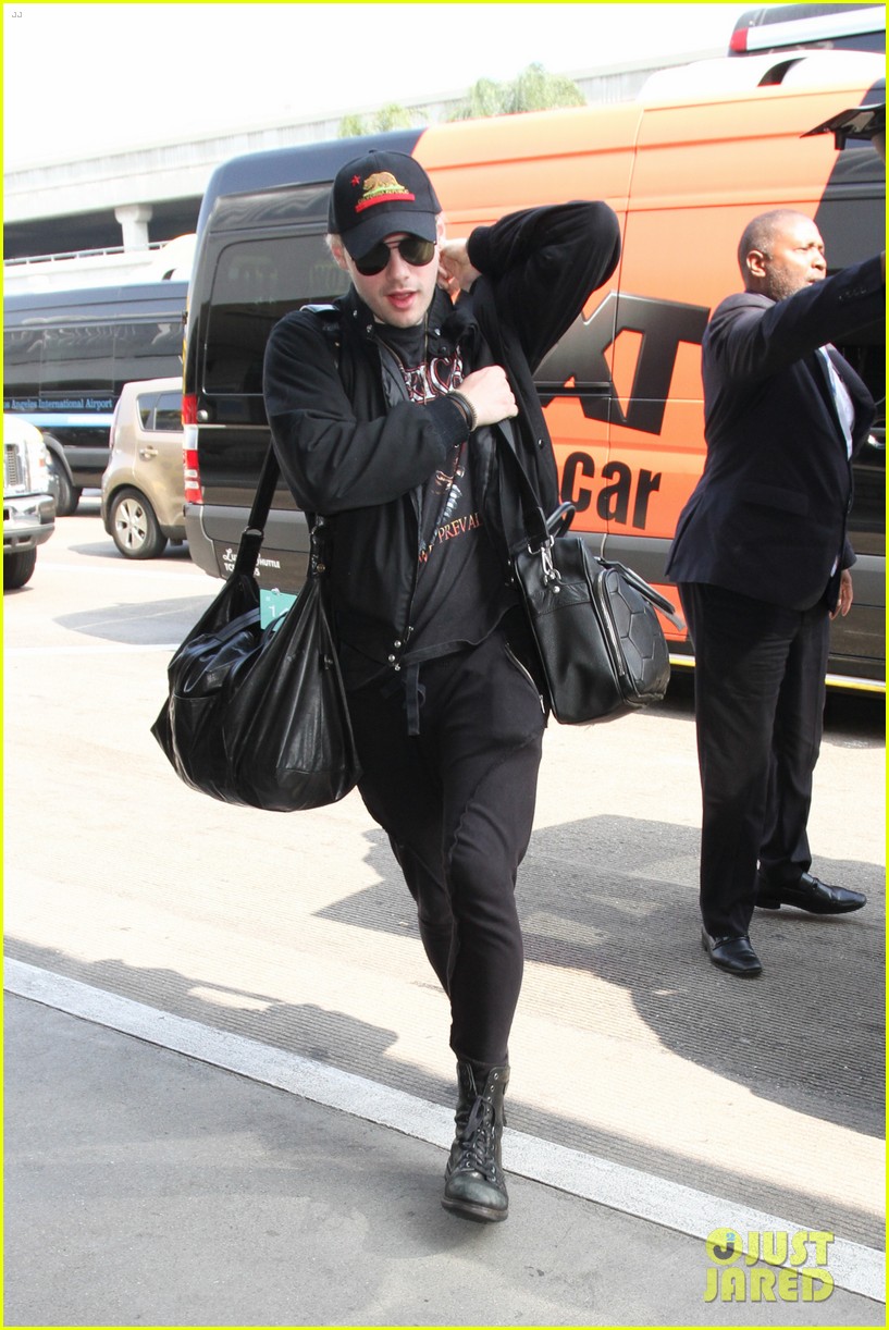 michael clifford 5sos jets out of la to star tour 08