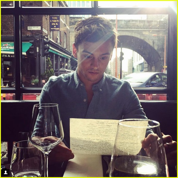 tom daley relaxes before olympics with dustin lance black 04