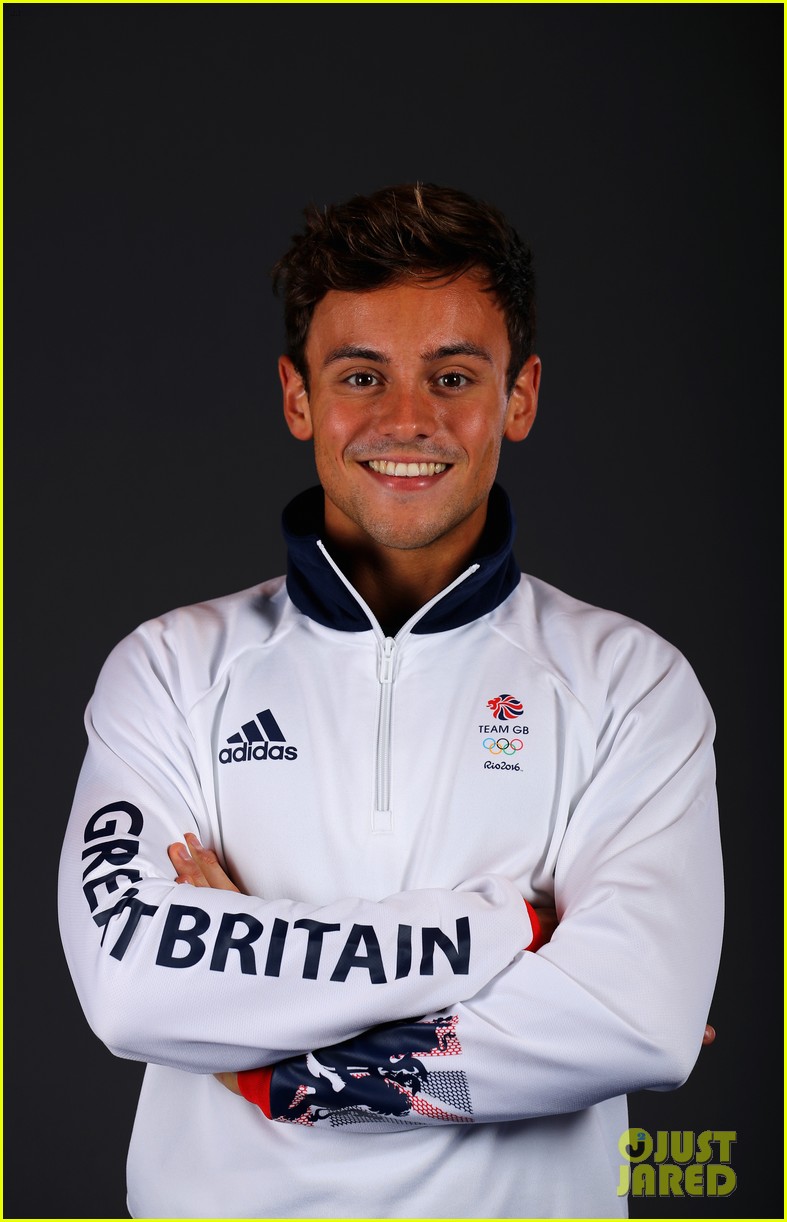 tom daley relaxes before olympics with dustin lance black 07