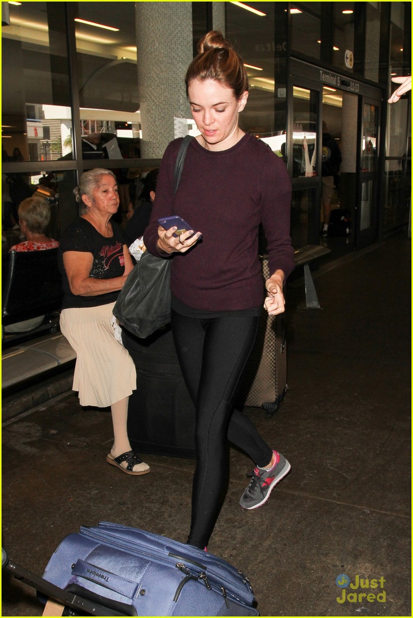 danielle panabaker hides engagement ring lax airport 03