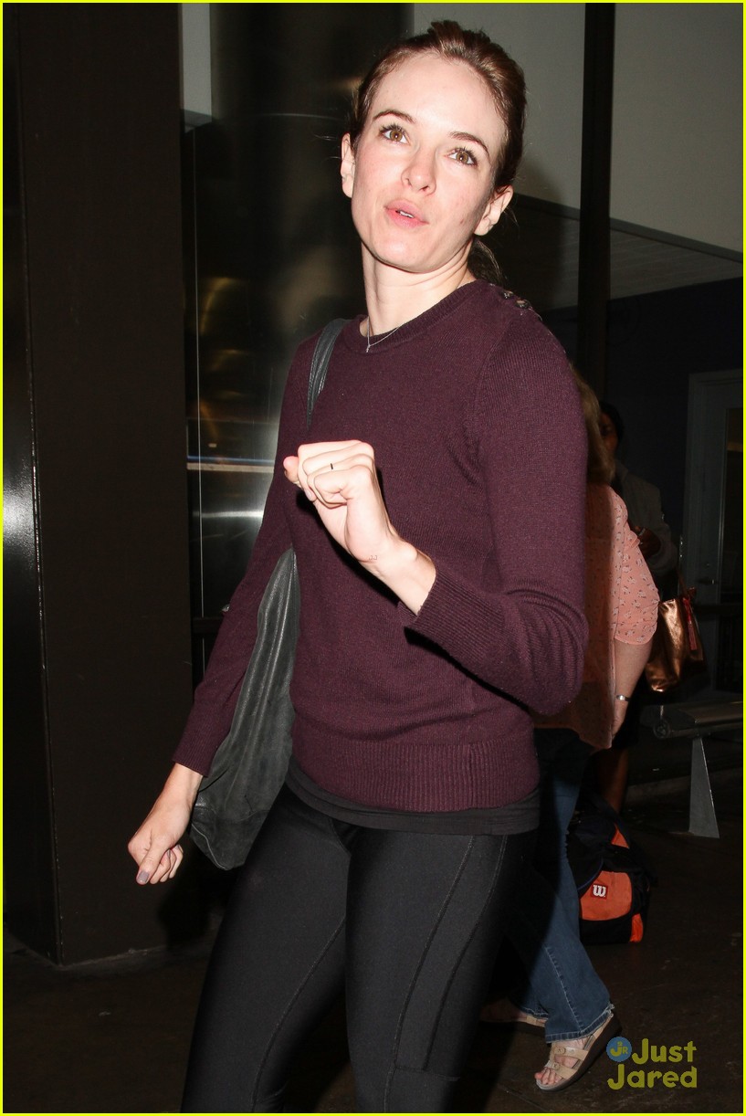 danielle panabaker hides engagement ring lax airport 04