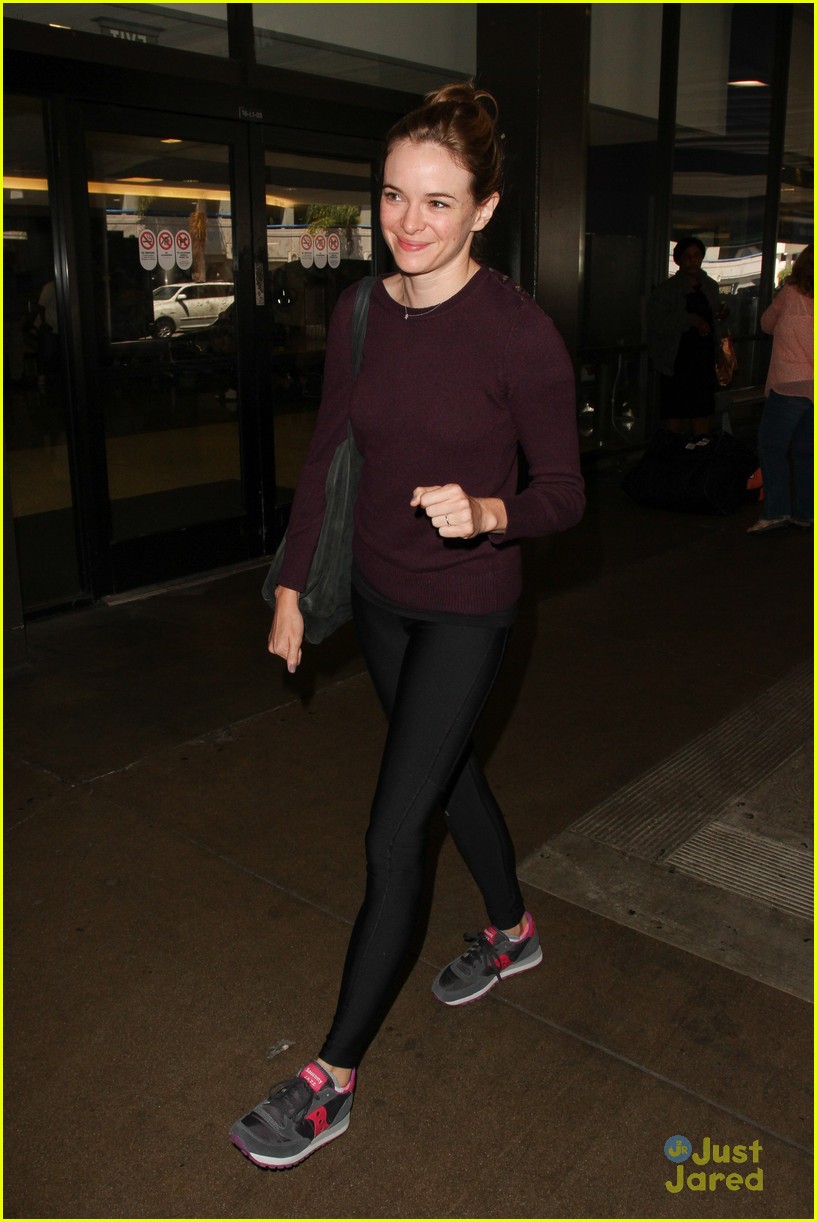 danielle panabaker hides engagement ring lax airport 06