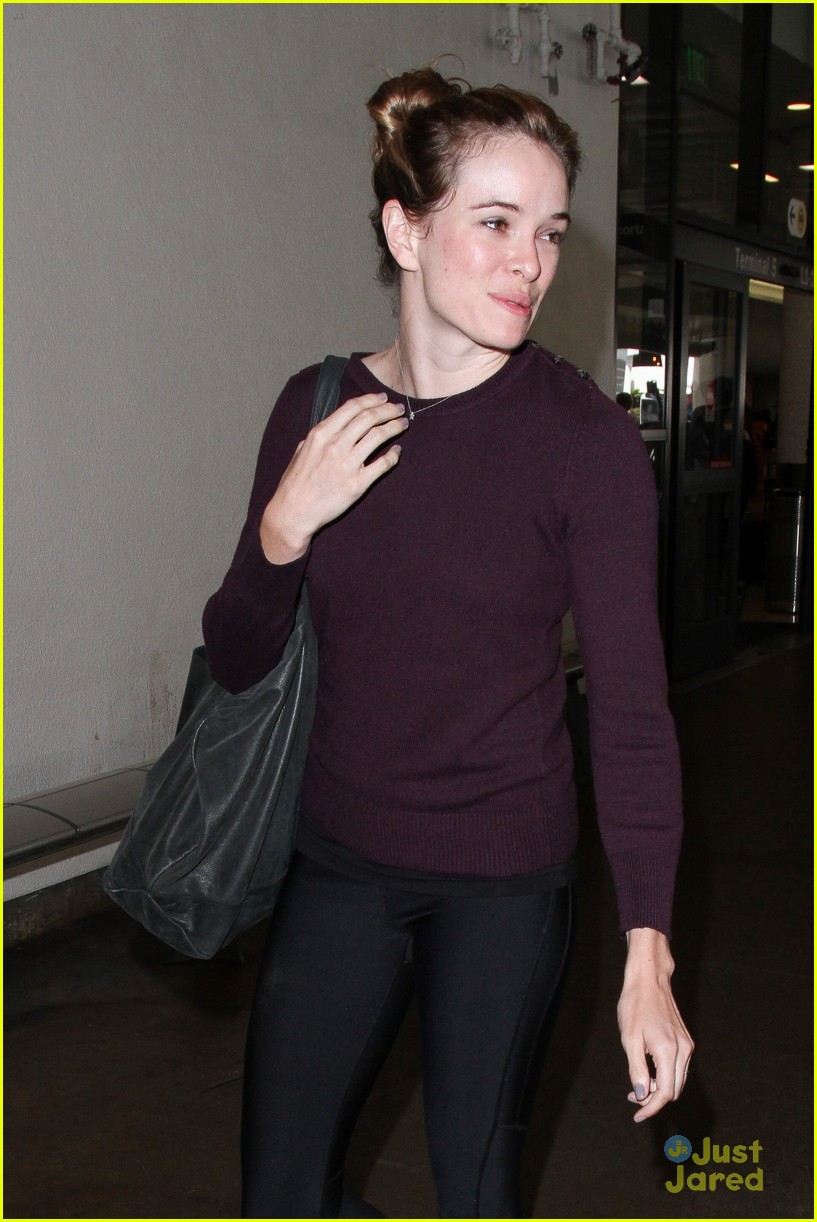 danielle panabaker hides engagement ring lax airport 07
