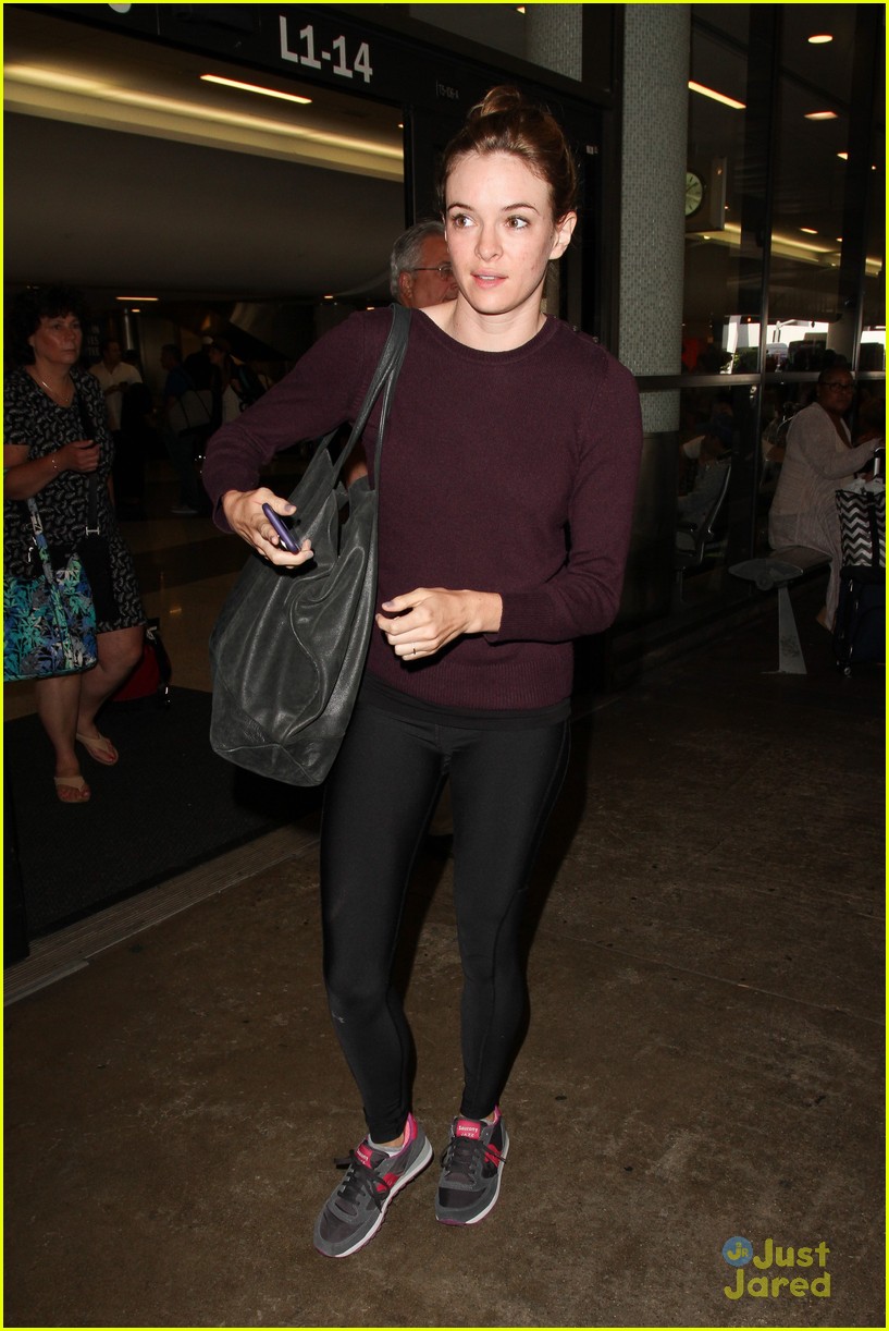 danielle panabaker hides engagement ring lax airport 10