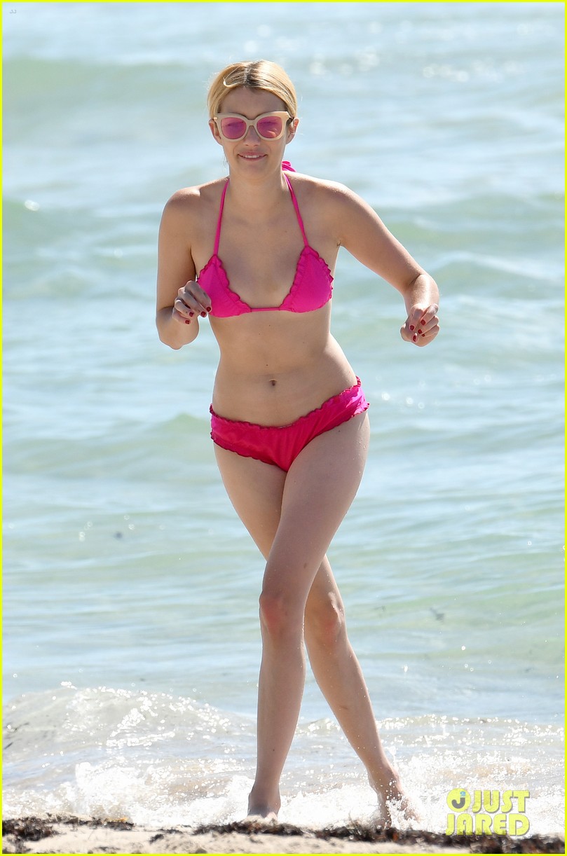 emma roberts pink bikini despierta america stop miami 16