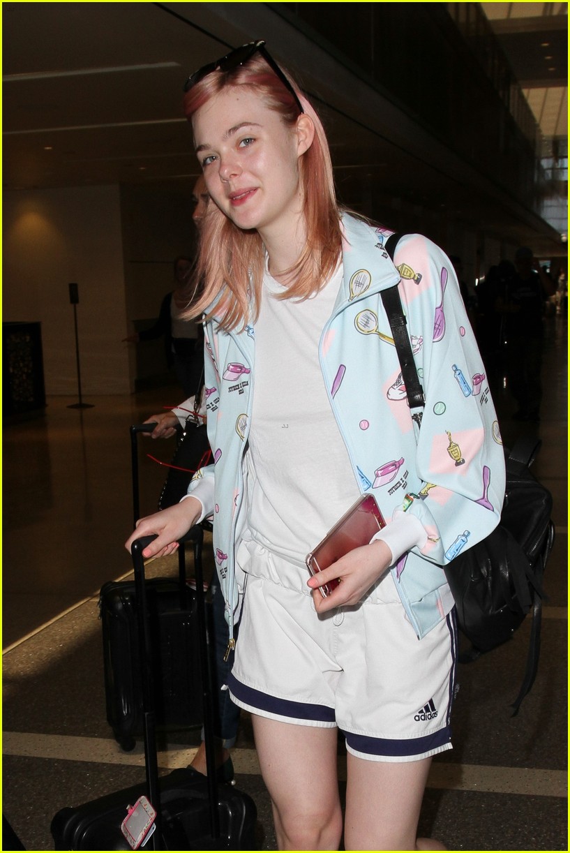 elle fanning debuts new pink hair color 02