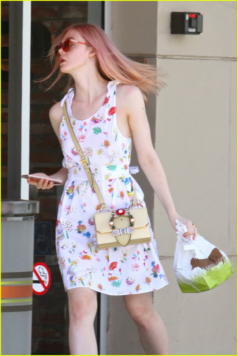 elle fanning debuts new pink hair color 04