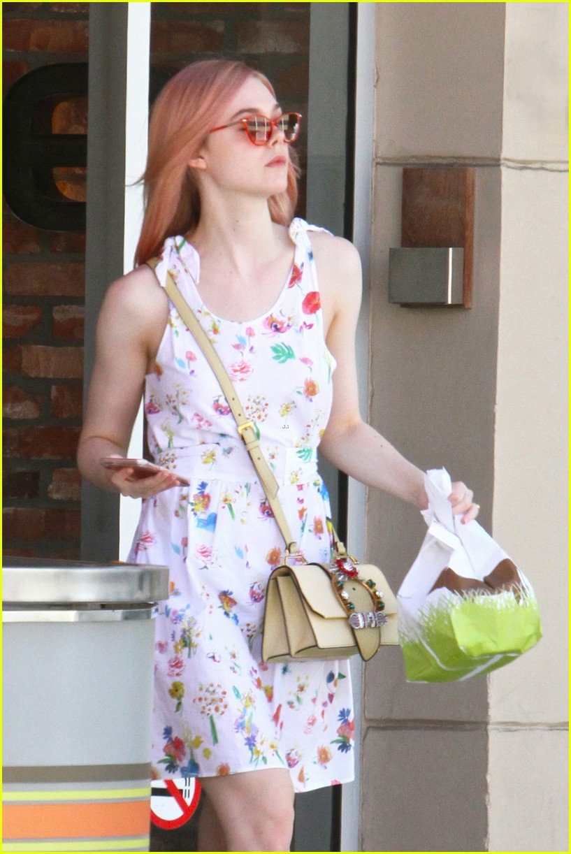 elle fanning debuts new pink hair color 06