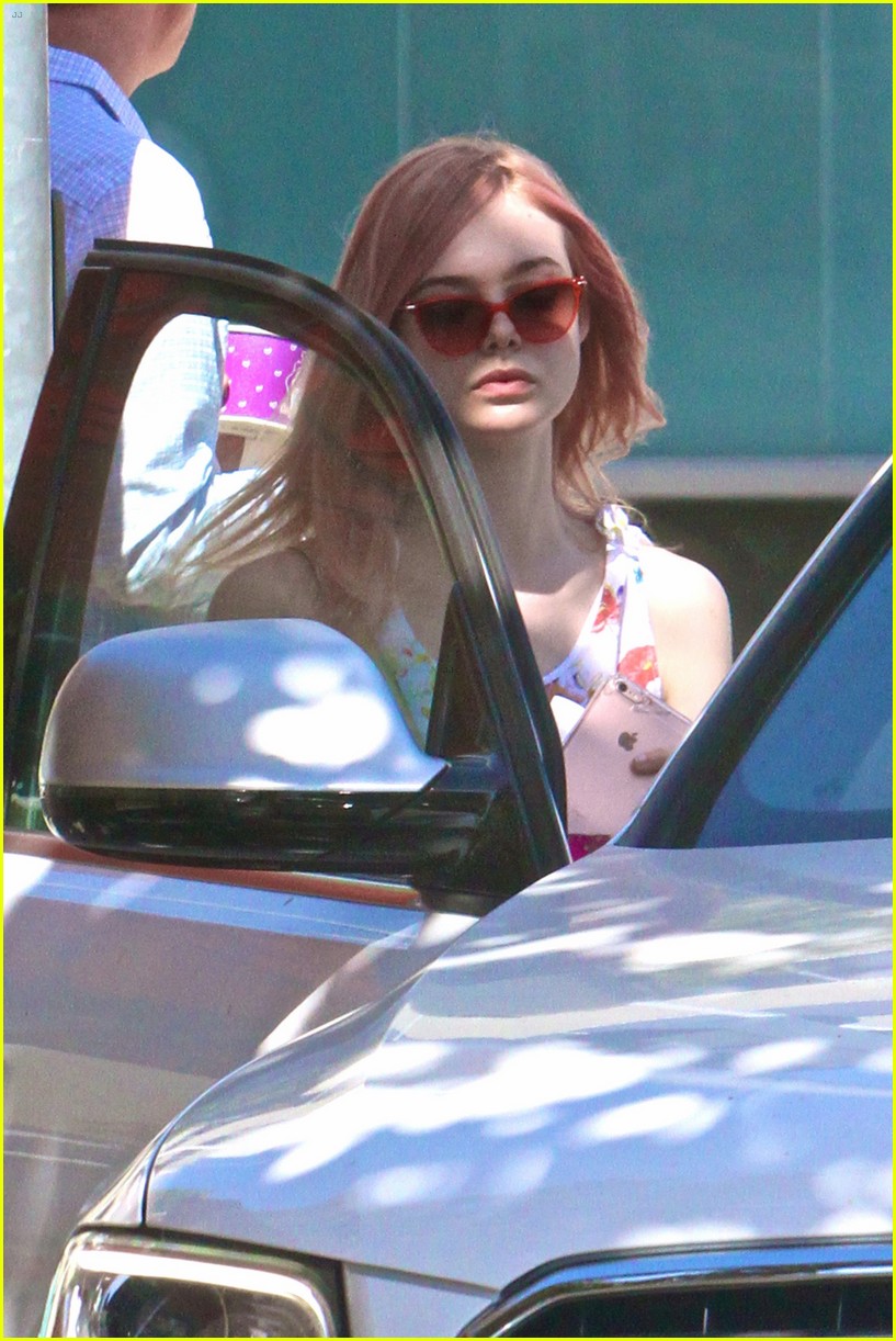elle fanning debuts new pink hair color 07