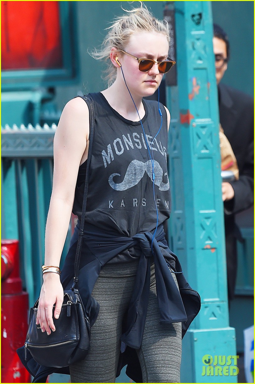 dakota and elle fanning step out separately over the weekend00308