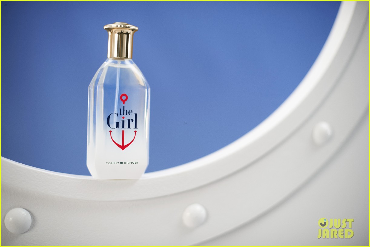 gigi hadid lax flight out girl fragrance pics 11