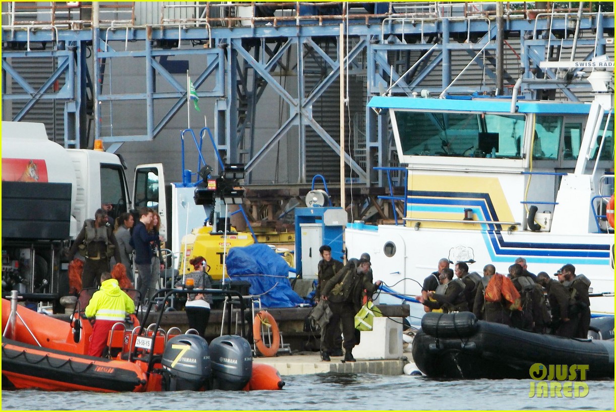 harry styles rumored more lines dunkirk set 15
