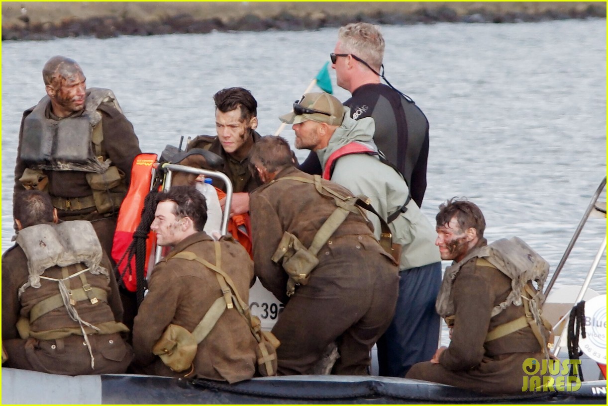 harry styles rumored more lines dunkirk set 19