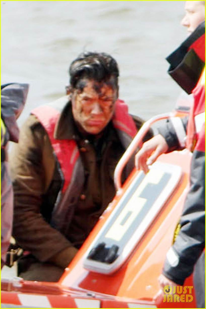 harry styles gets dirty on the set of dunkirk 01