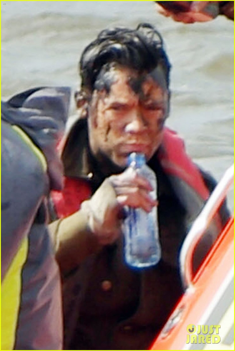 harry styles gets dirty on the set of dunkirk 04