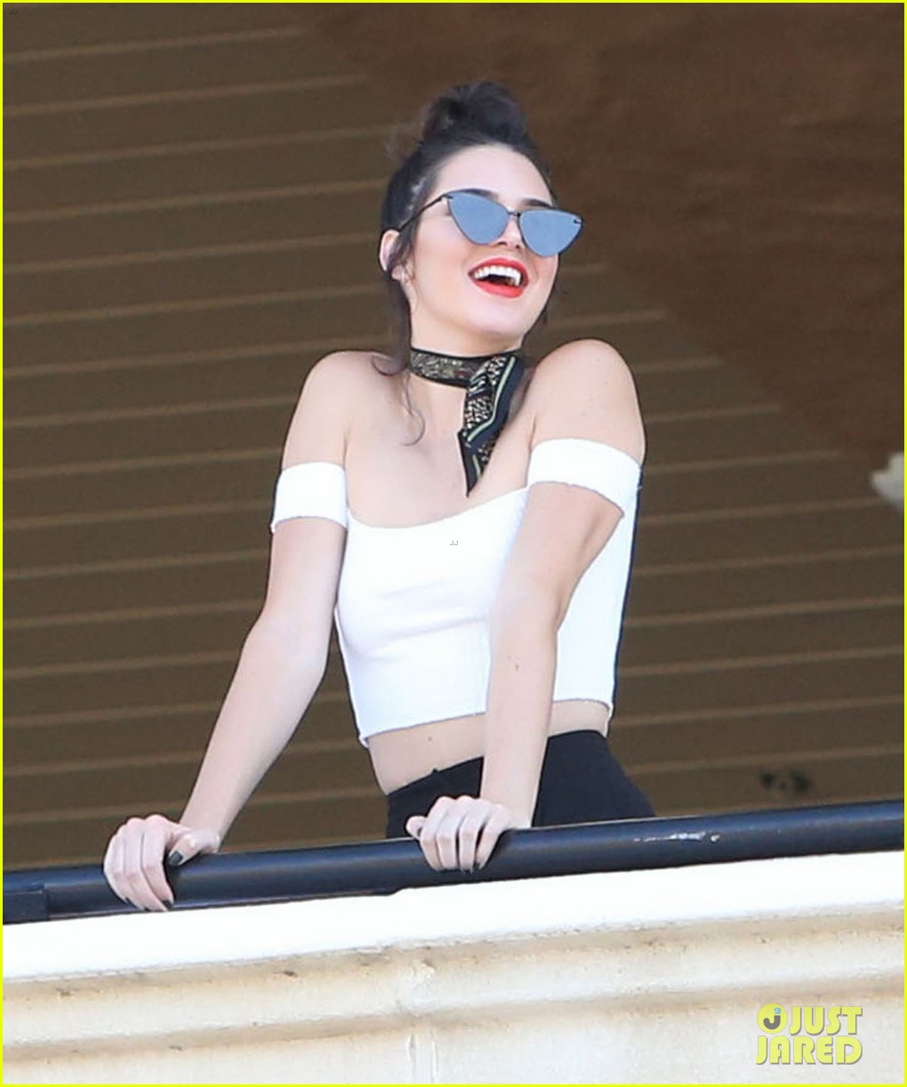 kendall jenner spends the day at the horse races with her family81823