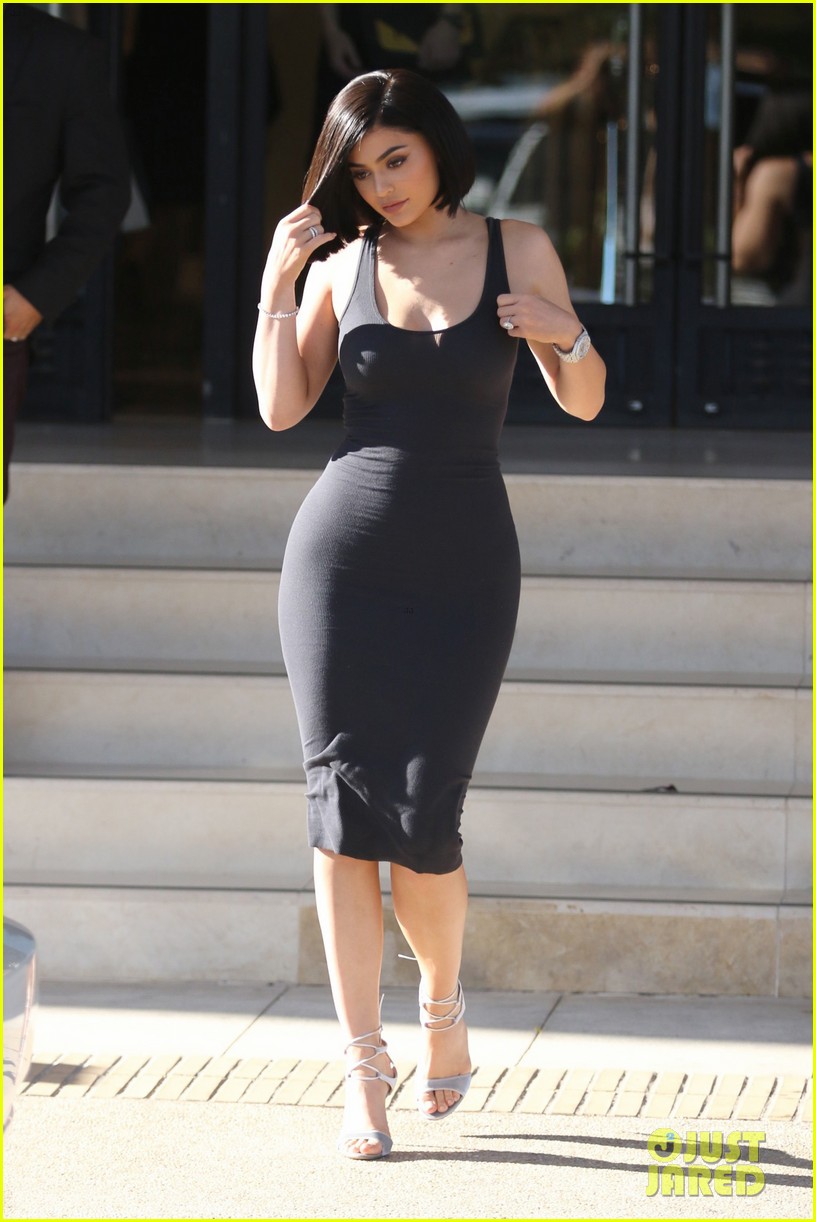 kylie jenner debuts her new short haircut 05