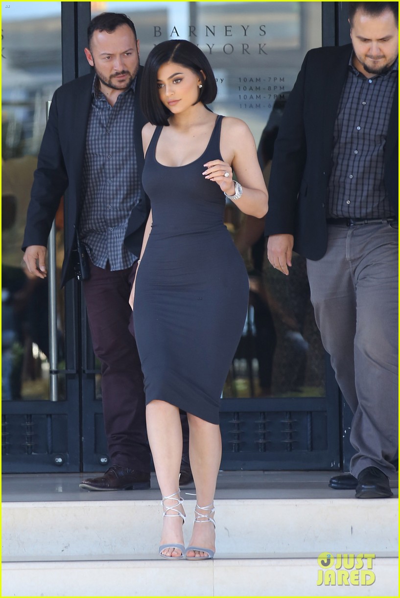 kylie jenner debuts her new short haircut 15