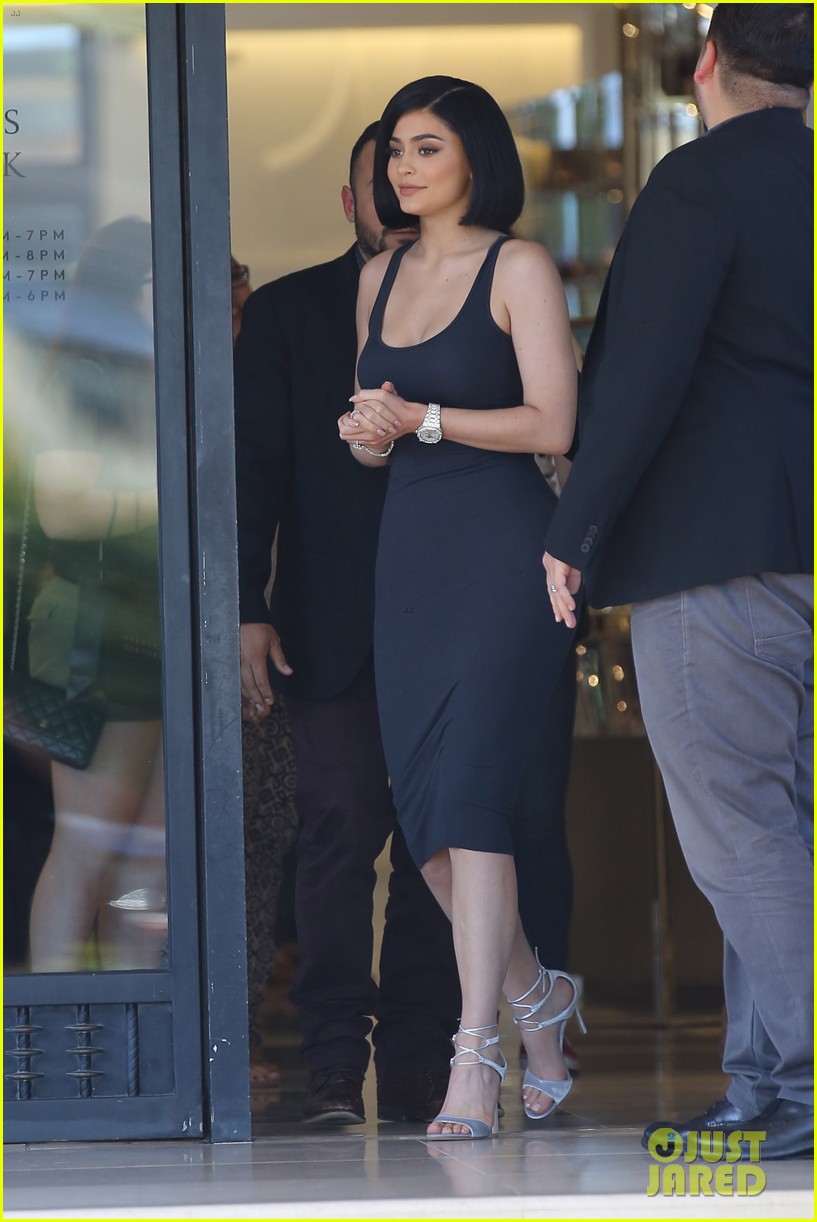 kylie jenner debuts her new short haircut 18
