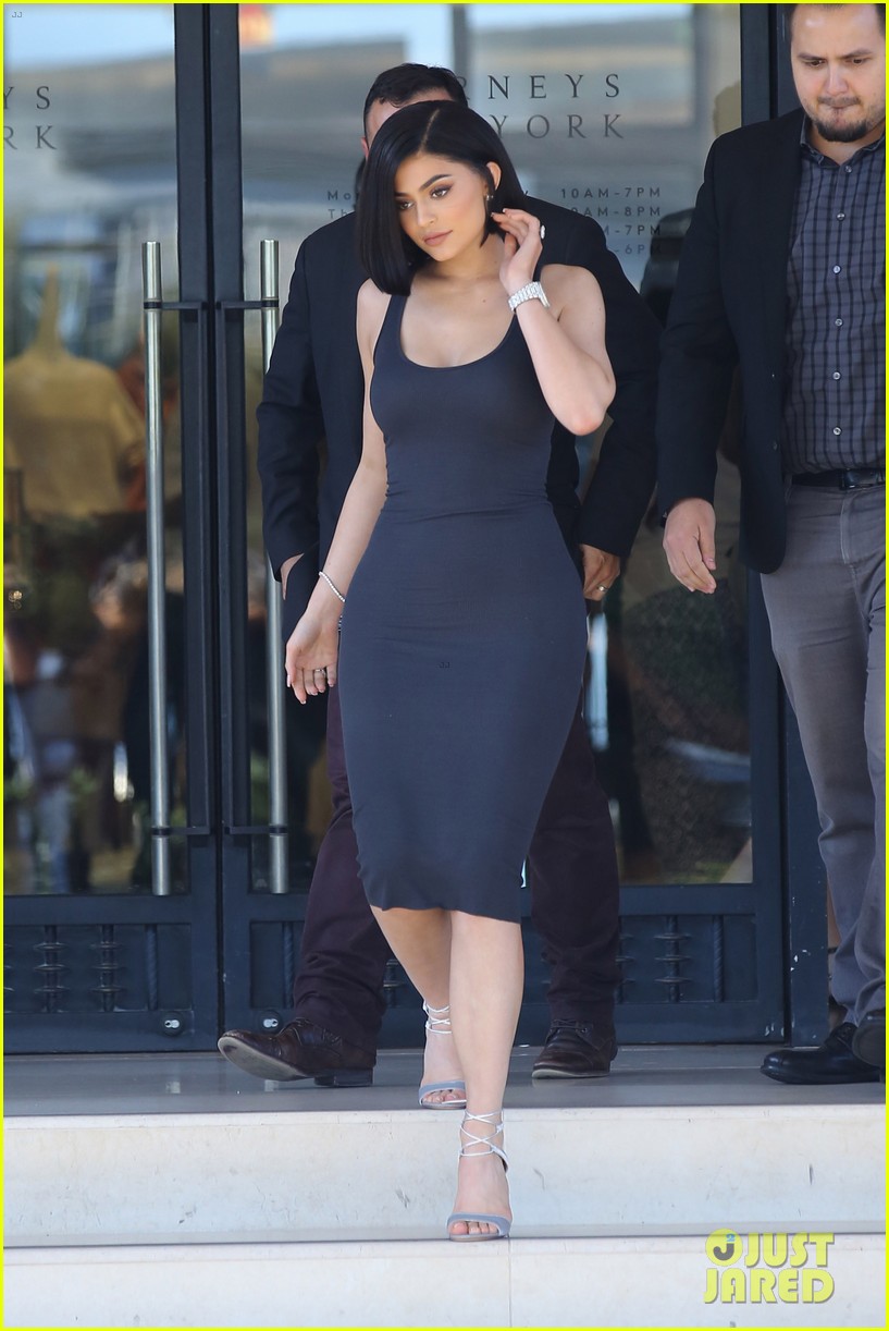kylie jenner debuts her new short haircut 21