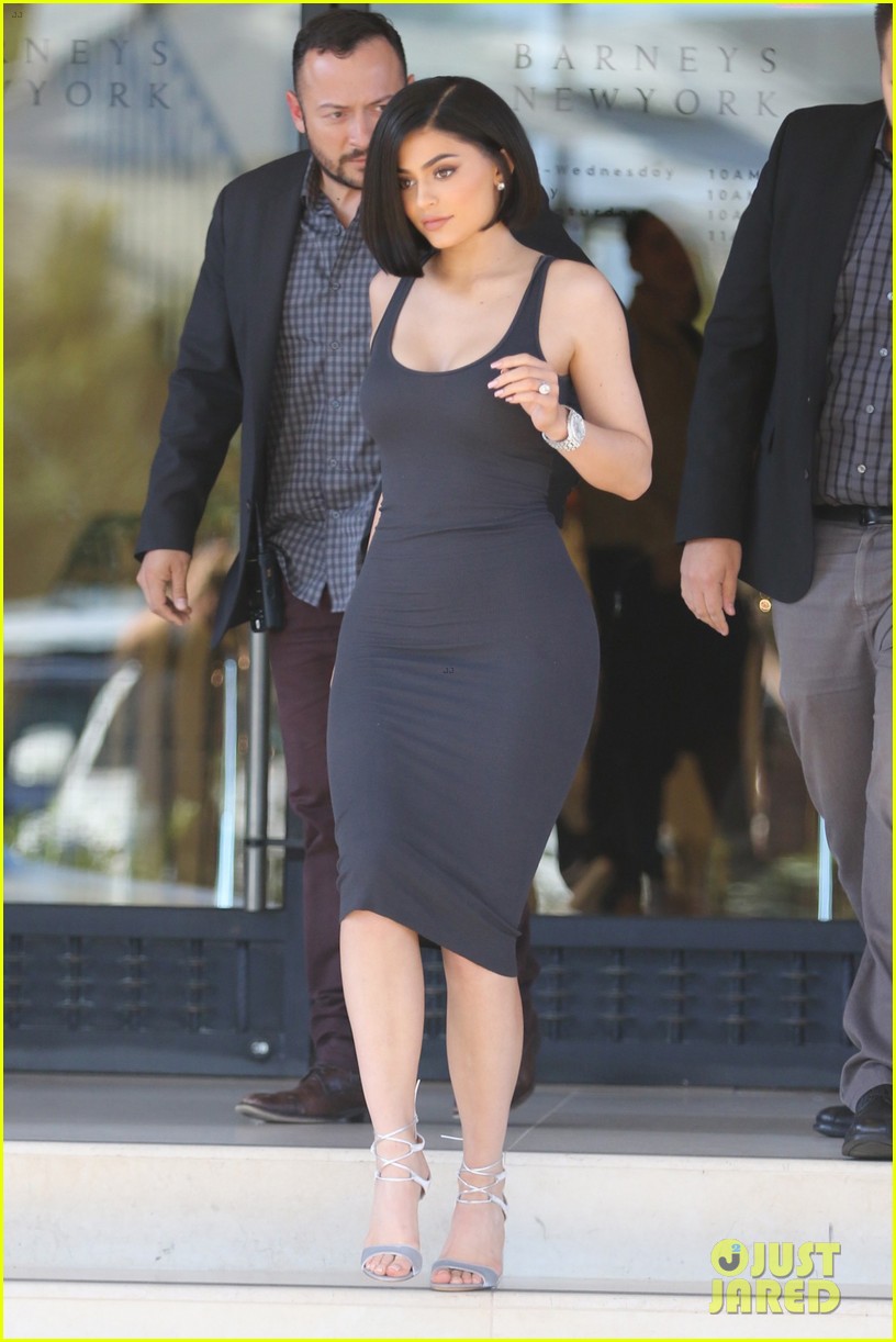 kylie jenner debuts her new short haircut 28