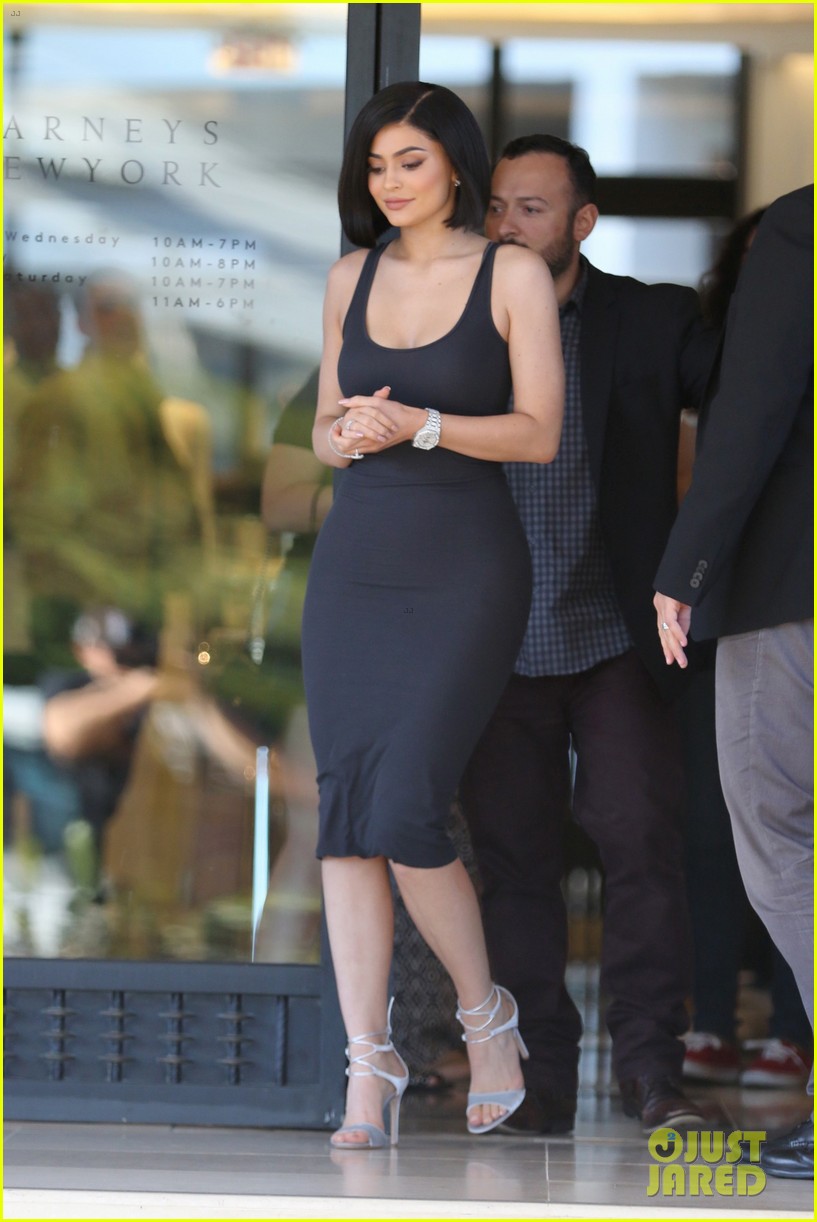 kylie jenner debuts her new short haircut 29