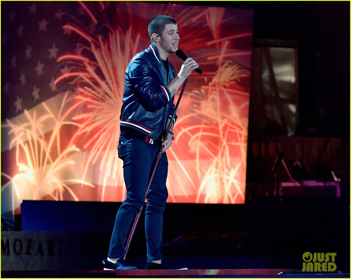 nick jonas sings close with demi lovato on july 4th 01