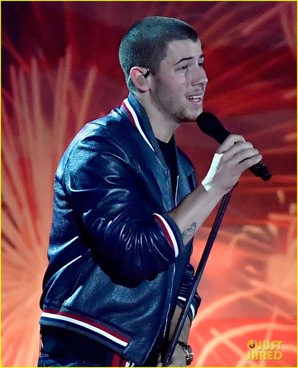 nick jonas sings close with demi lovato on july 4th 04