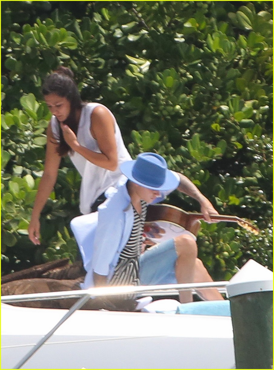 justin bieber hangs on yacht brother jaxon and female friend 17