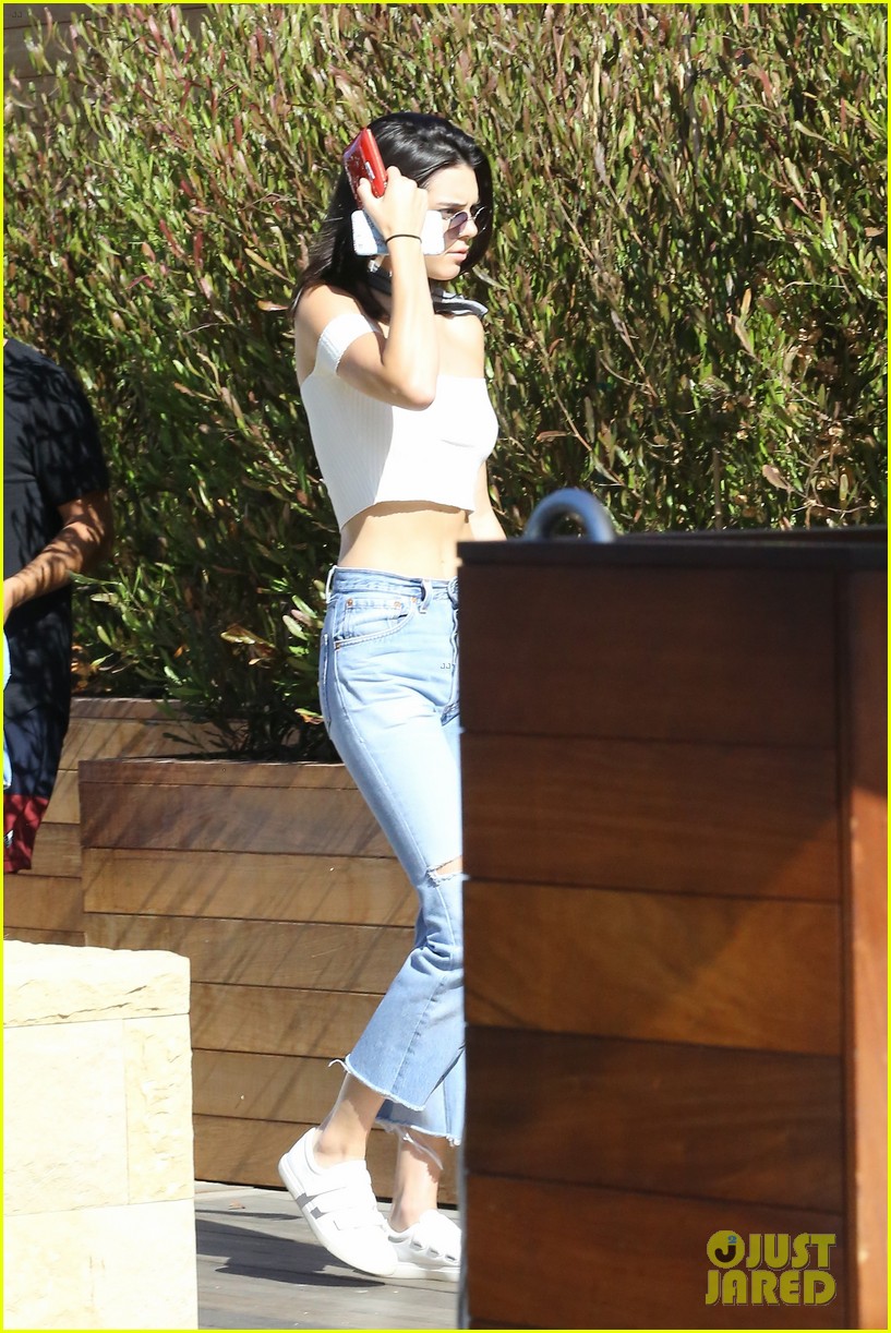 kendall jenner heads to the beach for lunch 08