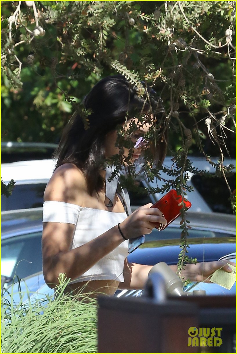 kendall jenner heads to the beach for lunch 09