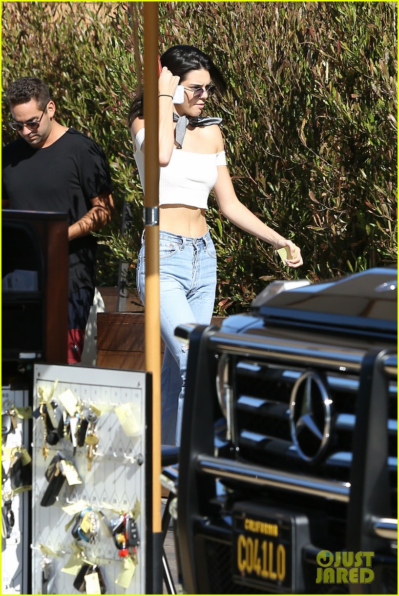 kendall jenner heads to the beach for lunch 13