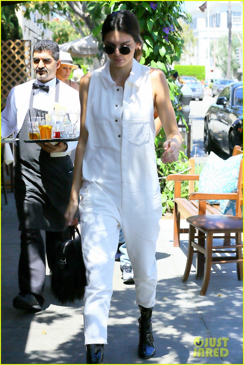 kendall jenner grabs lunch wiith scott disick holiday weekend 03