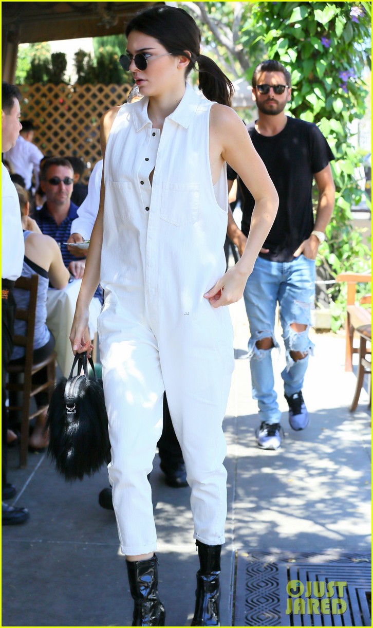kendall jenner grabs lunch wiith scott disick holiday weekend 06