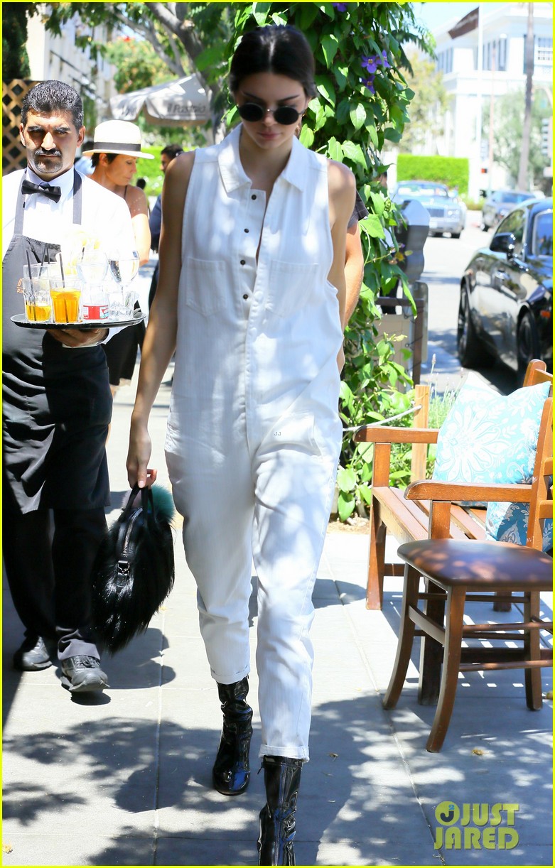 kendall jenner grabs lunch wiith scott disick holiday weekend 07