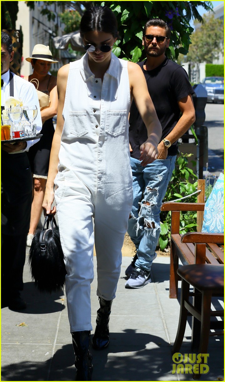 kendall jenner grabs lunch wiith scott disick holiday weekend 10
