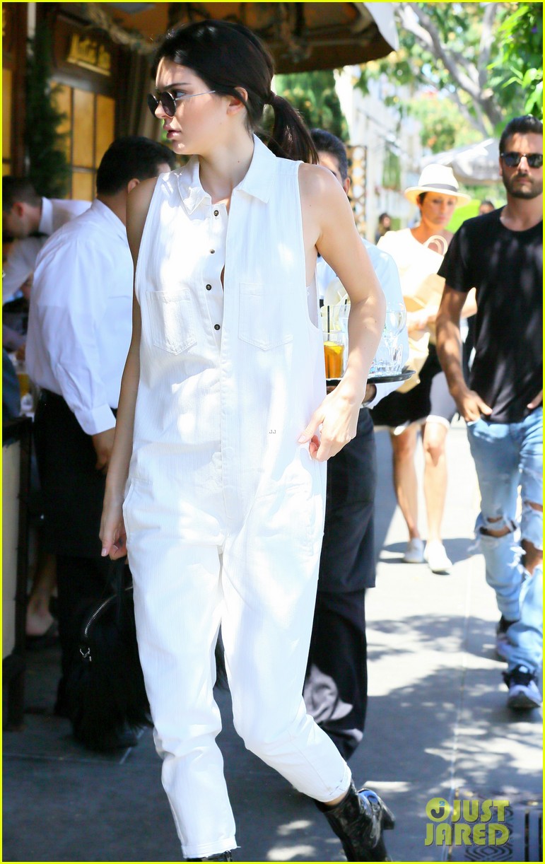 kendall jenner grabs lunch wiith scott disick holiday weekend 12