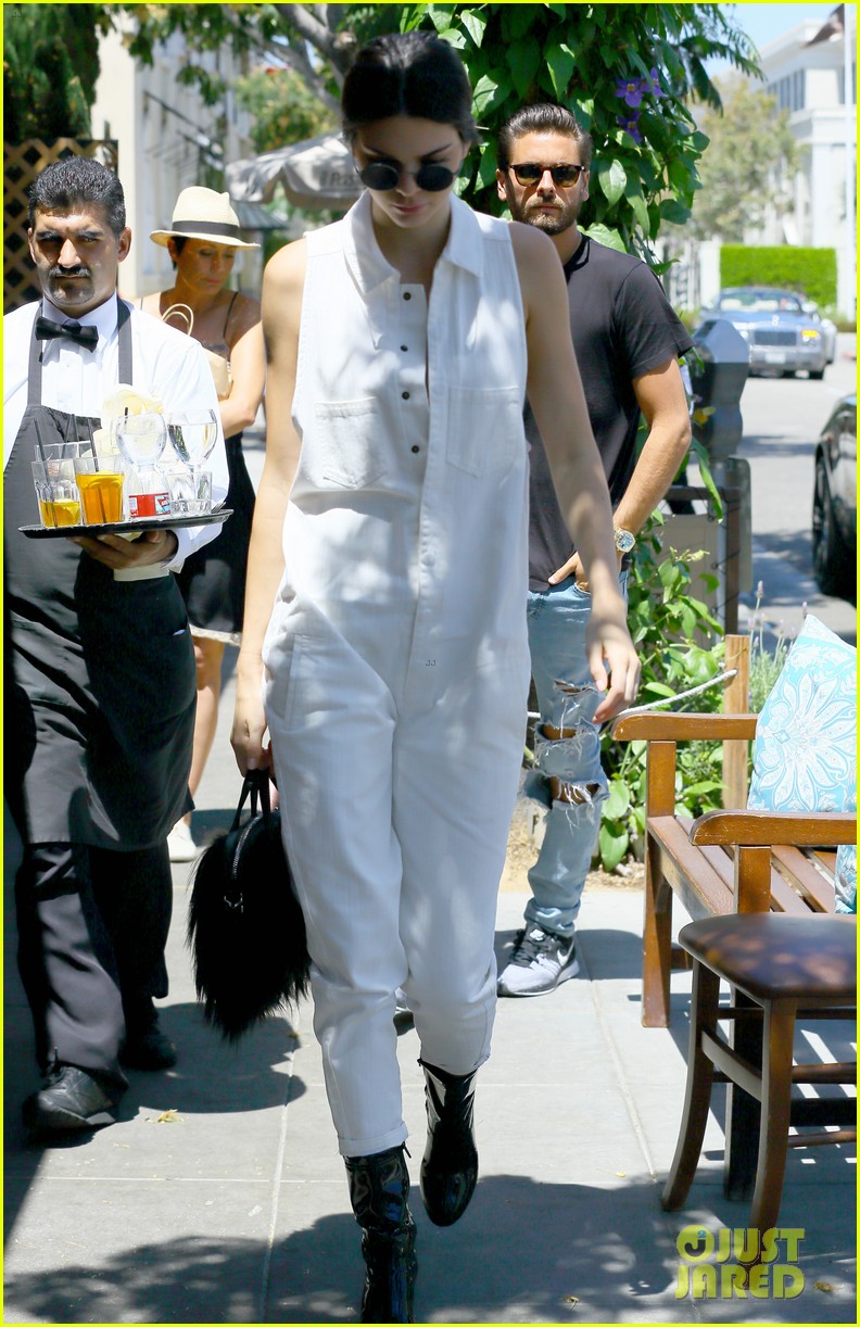 kendall jenner grabs lunch wiith scott disick holiday weekend 13