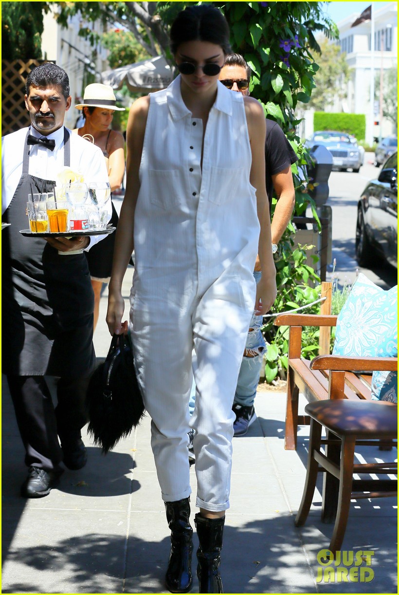 kendall jenner grabs lunch wiith scott disick holiday weekend 15