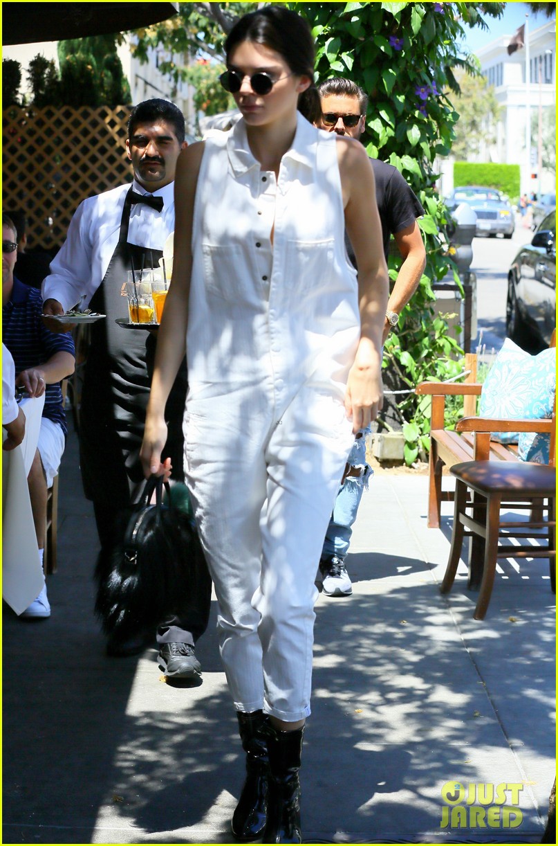 kendall jenner grabs lunch wiith scott disick holiday weekend 17