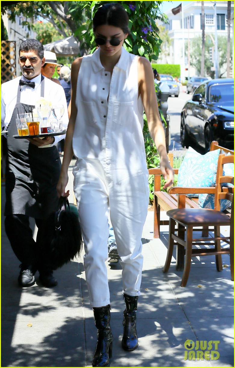 kendall jenner grabs lunch wiith scott disick holiday weekend 18
