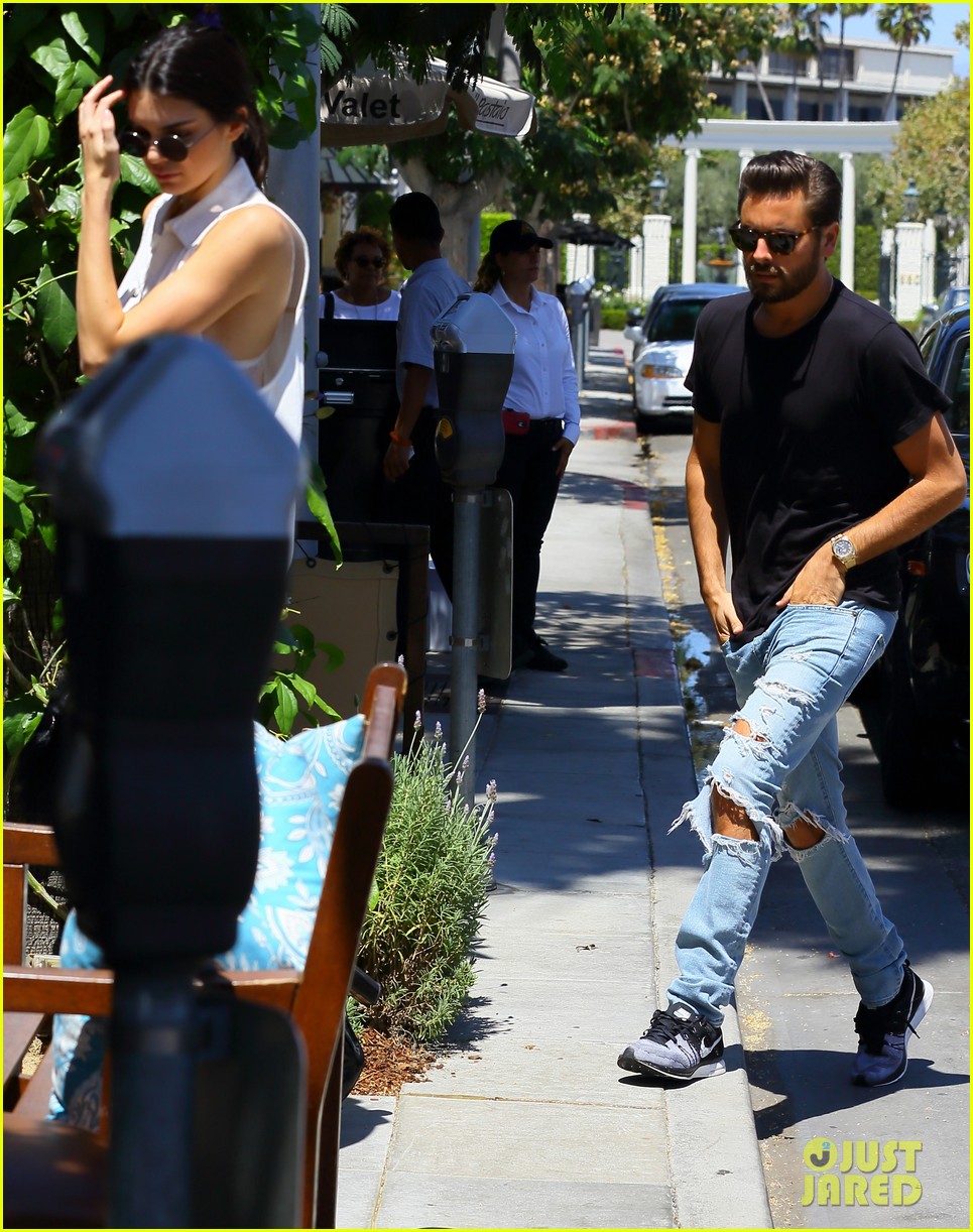 kendall jenner grabs lunch wiith scott disick holiday weekend 22
