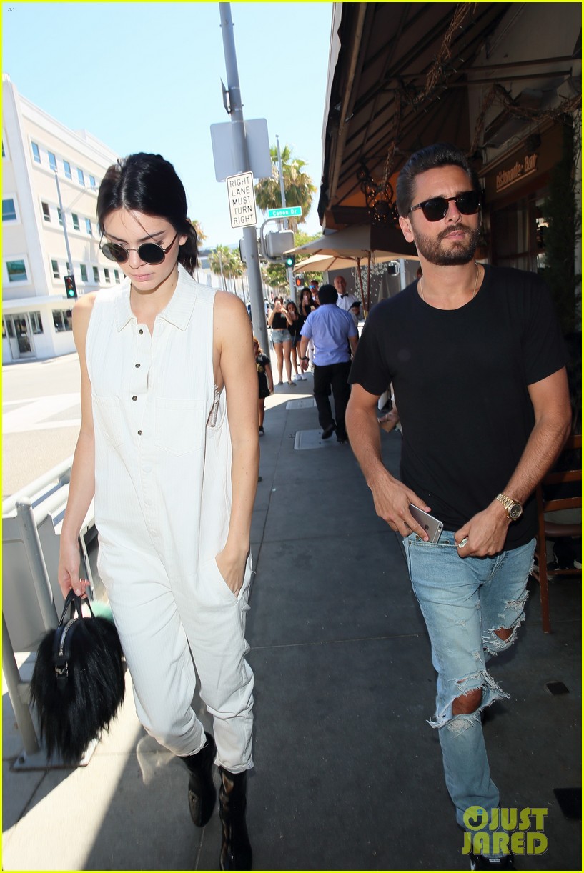 kendall jenner grabs lunch wiith scott disick holiday weekend 23