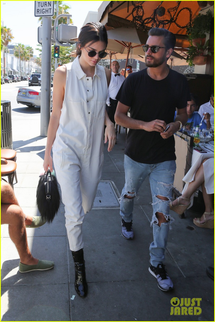 kendall jenner grabs lunch wiith scott disick holiday weekend 27