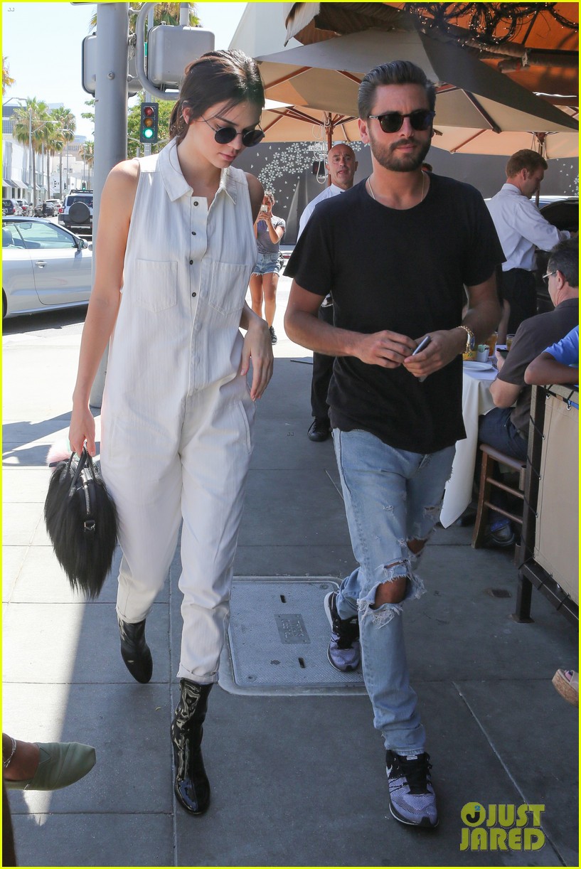 kendall jenner grabs lunch wiith scott disick holiday weekend 29