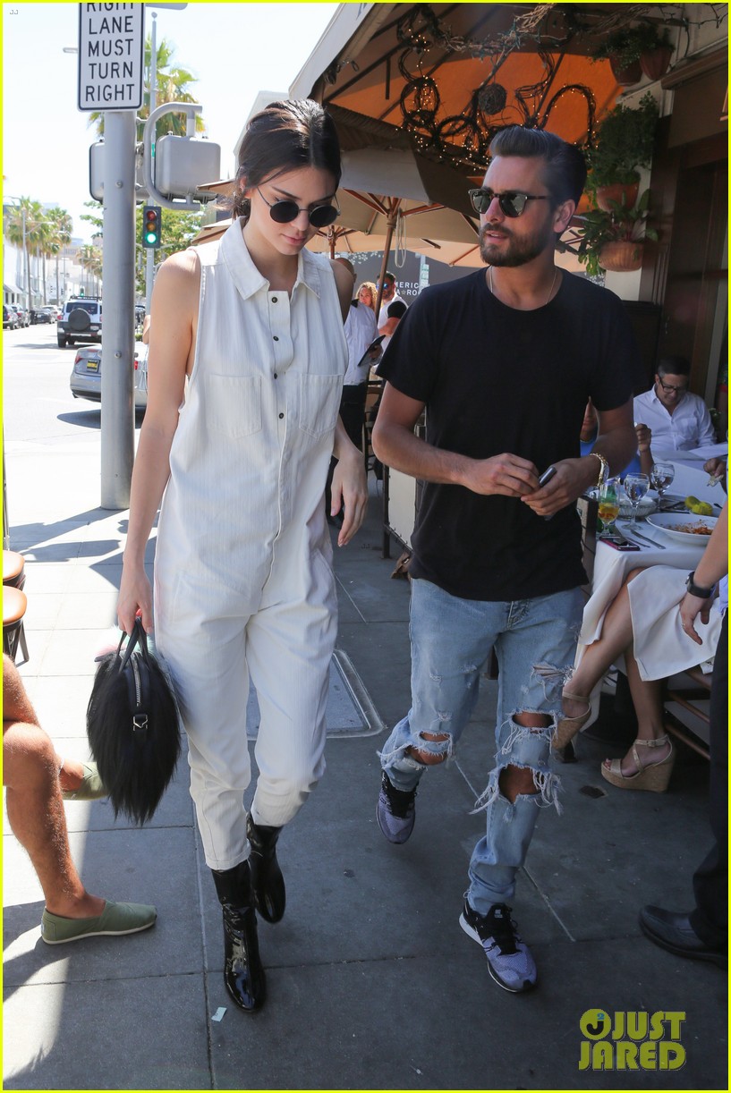 kendall jenner grabs lunch wiith scott disick holiday weekend 30