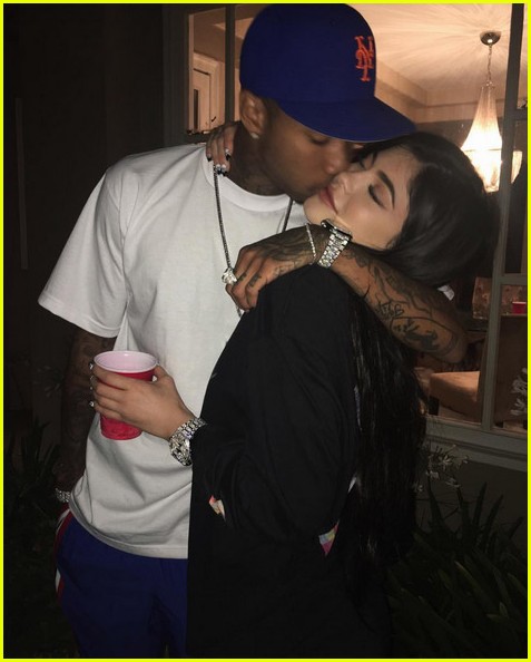 kylie jenner tyga kiss cuddle in fourth of july snaps 01