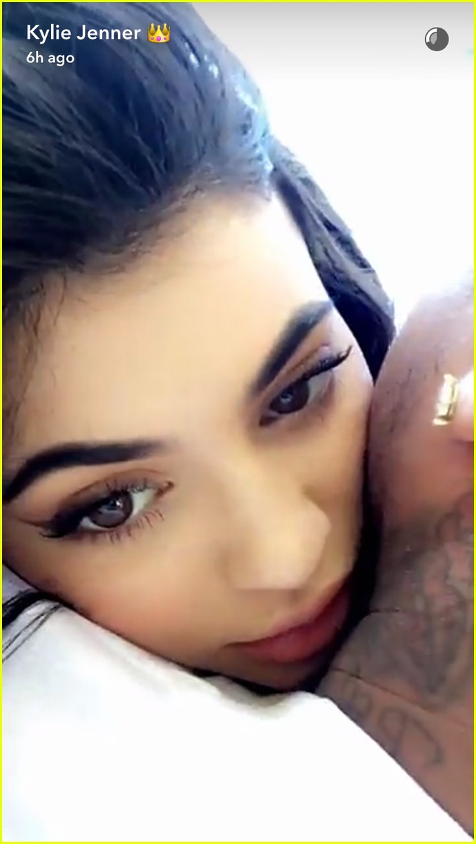 kylie jenner tyga kiss cuddle in fourth of july snaps 02