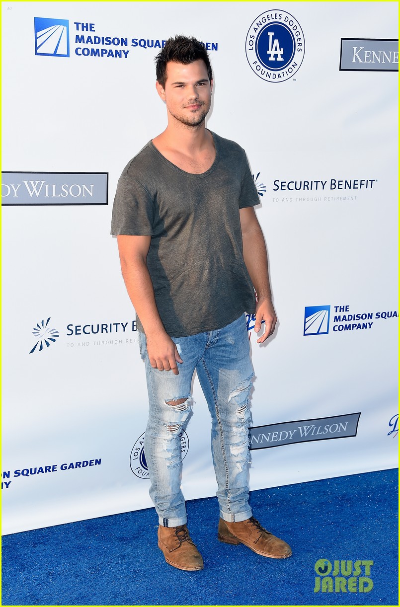 lea michele taylor lautner chace crawford dodgers fdn gala 05