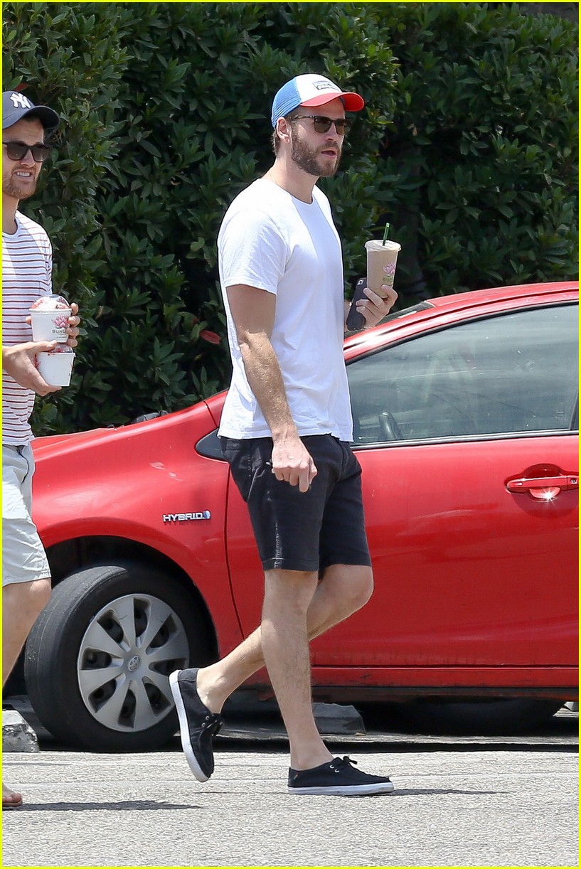 liam hemsworth steps out after spending holiday weekend with miley cyrus 01